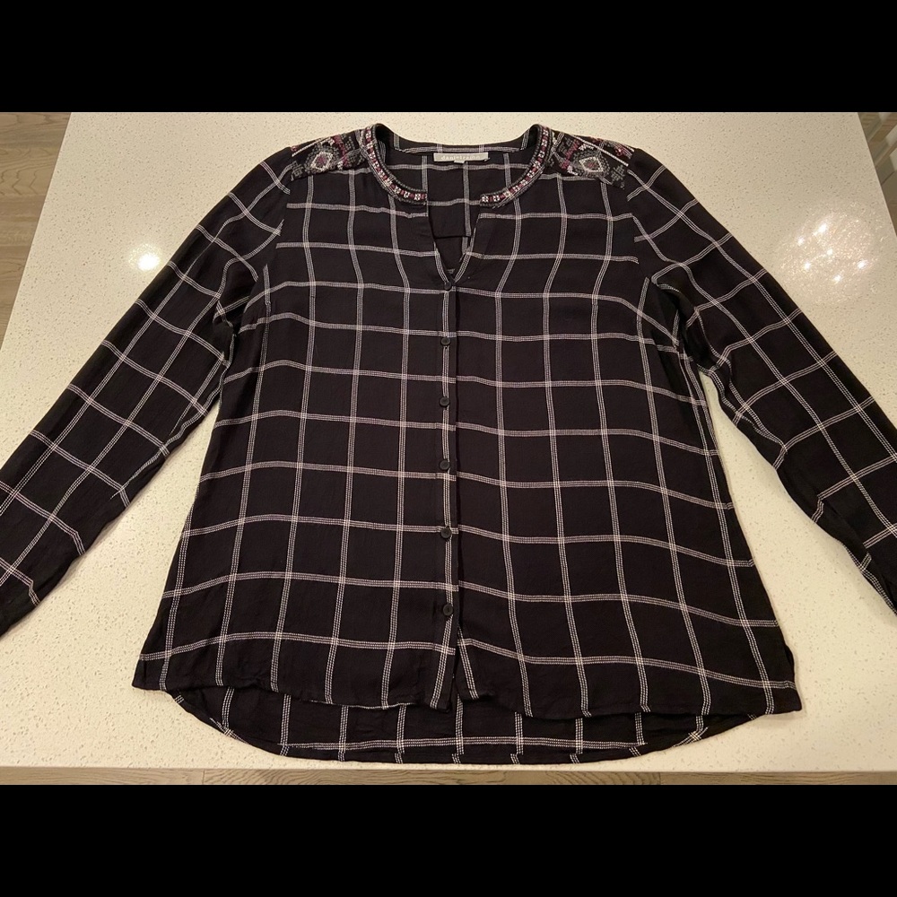 Daniel Rainn Black and White Stitched V-Neck Button Down Top